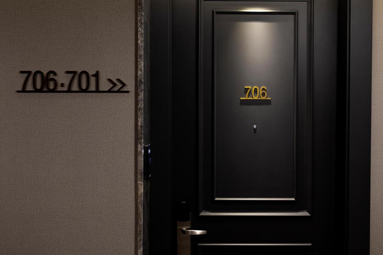 Wish More Hotel Sisli Estambul Exterior foto A door in the hotel